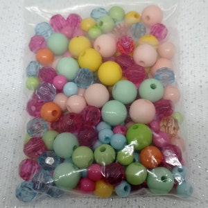 Muitas contas de fantasia multicoloridas