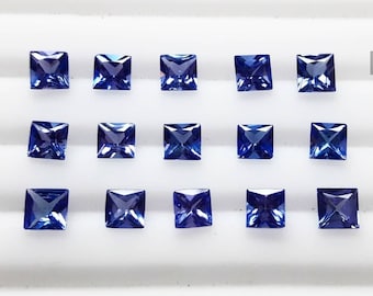 Carrés princesse tanzanite !! Carrés de tanzanite naturelle de 2 mm à 4 mm de qualité super fine, pierres précieuses en vrac de taille calibrée.