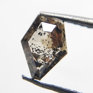0,78 kt zout- en peperdiamant: licht champagneschild getrapt