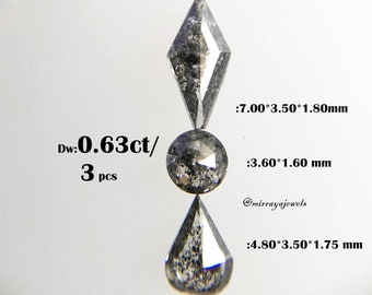 Puede incluir: Tres piedras de diamante grises, una en forma de pera, una redonda y una en forma de cometa. Las piedras pesan un total de 0,63 quilates. Las medidas de las piedras se indican en milímetros.