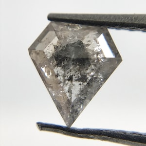 0,59 kt Kite Shield-zout- en peperdiamant: ijzige stapgeslepen edelsteen