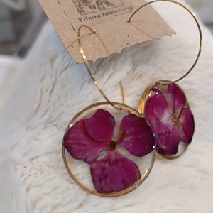 Pendientes de hortensia rosa roja de latón, aros de oro, joyería de flores prensadas, epoxi de base biológica