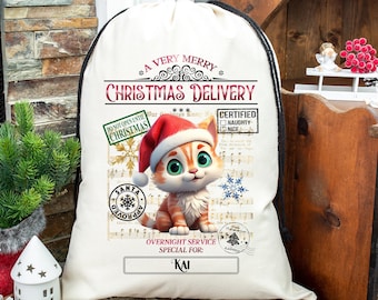 Puede incluir: Una media de Navidad blanca con un diseño rojo y verde que presenta un gato de dibujos animados con un gorro de Papá Noel. La media tiene el texto "A Very Merry Christmas Delivery" y "Certified Naughty Nice" con una marca de verificación junto a "Nice". La media también tiene el texto "Overnight Service Special For: Kai".