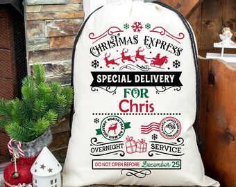 Puede incluir: Una media de Navidad blanca con un cordón de ajuste negro y detalles rojos y verdes. La media tiene el texto "Christmas Express" y "Special Delivery for Chris" impreso en ella. La media también tiene dos sellos rojos y verdes con el texto "Overnight" y "Service".