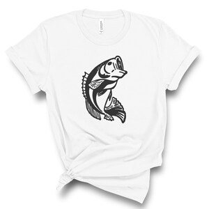 以下が含まれることがあります： 水から飛び出すバスの黒いシルエットが描かれた白いTシャツです。