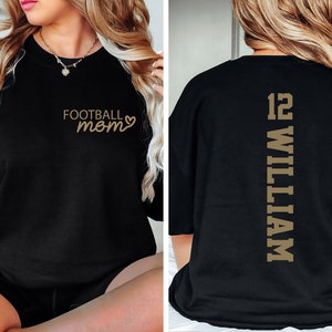 Kundenspezifisches Fußball Mom Sweatshirt - Ihr Namens-Fußball-Shirt - Fußball-Shirt - Spieltag-Shirt - Fußball-Saison-Shirt - Fußball-Mama-Shirt