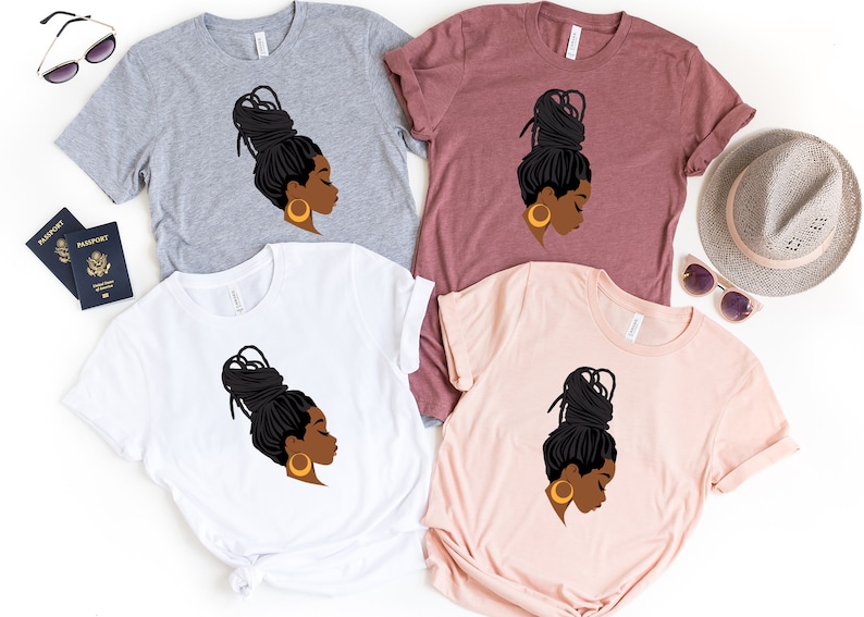 Puede incluir: Cuatro camisetas con un gr&aacute;fico de una mujer con un mo&ntilde;o de rastas y pendientes de aro dorados. Las camisetas son de color gris, granate, blanco y rosa.