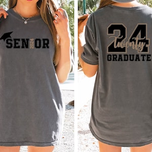 Puede incluir: Camiseta gris con la inscripci&oacute;n "SENIOR 2024" en la parte delantera y "24 Twenty GRADUATE" en la trasera. El dise&ntilde;o frontal incluye un gorro de graduaci&oacute;n. La camiseta tiene un corte holgado y c&oacute;modo.