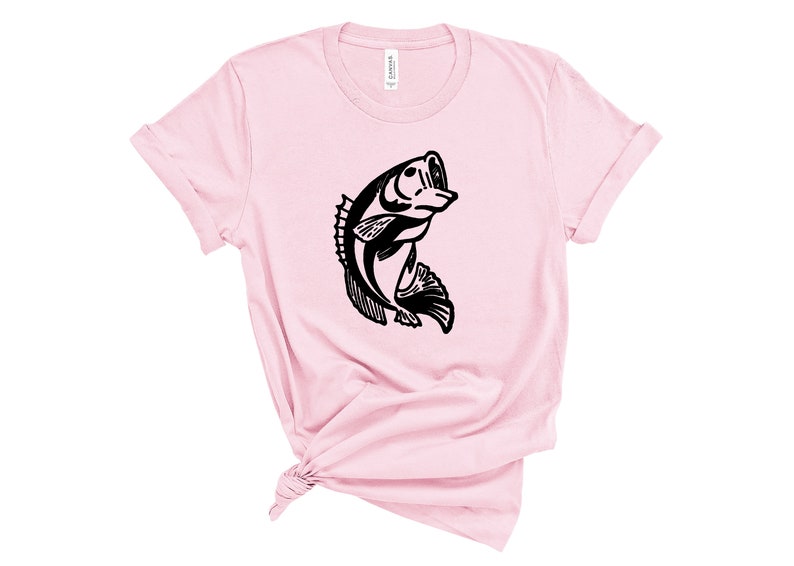 以下が含まれることがあります： 水から飛び出すバスの黒いシルエットが描かれたピンクのTシャツです。