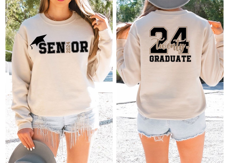 Puede incluir: Sudadera beige con texto negro y un gr&aacute;fico de birrete. La parte delantera dice "SENIOR 2024". La parte trasera presenta "24 Twenty GRADUATE" en letras negras y doradas. La sudadera es de estilo casual.