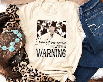 J'aurais dû venir avec une chemise d'avertissement, une chemise de cow-boy, une chemise Yellowstone, une chemise western, une chemise country, une chemise Texas
