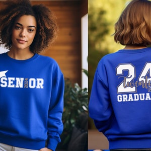 Puede incluir: Sudadera azul real con texto blanco y un gr&aacute;fico de gorro de graduaci&oacute;n. La parte delantera dice "SENIOR 2024". La parte trasera de la sudadera muestra "24 Twenty GRADUATE" en letras blancas y grises. La sudadera es de estilo casual.