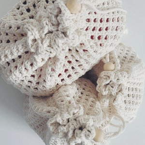 Puede incluir: Dos bolsas de crochet con cierres de madera. Las bolsas est&aacute;n hechas de algod&oacute;n natural y tienen un tejido delicado y abierto.