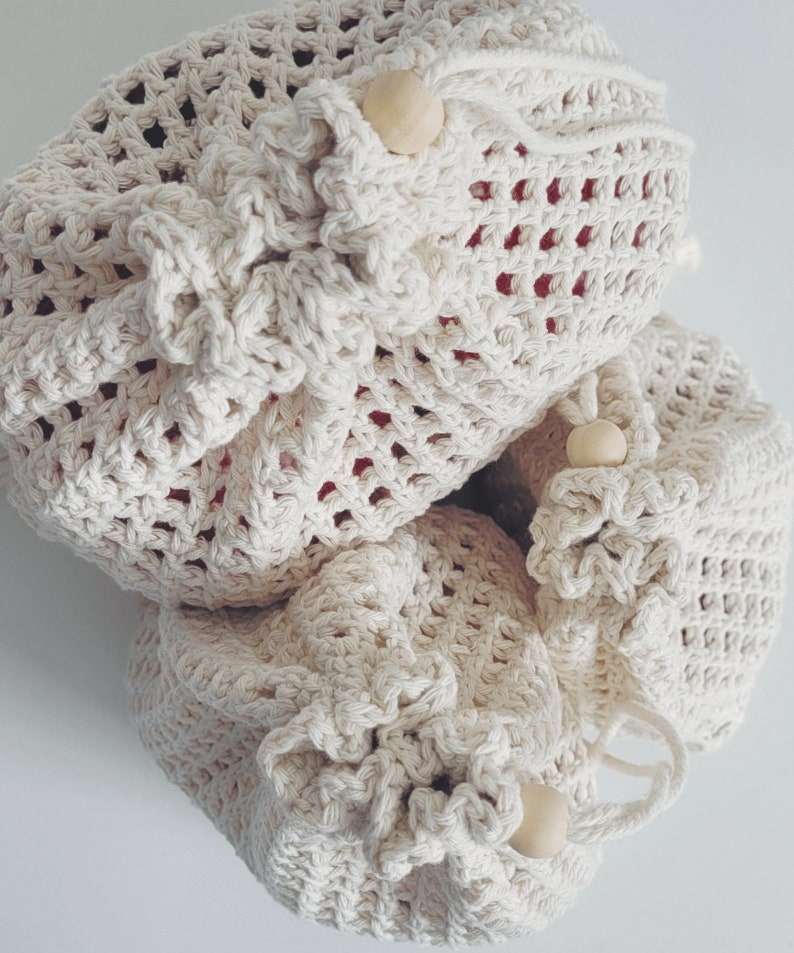 Puede incluir: Dos bolsas de crochet con cierres de madera. Las bolsas est&aacute;n hechas de algod&oacute;n natural y tienen un tejido delicado y abierto.
