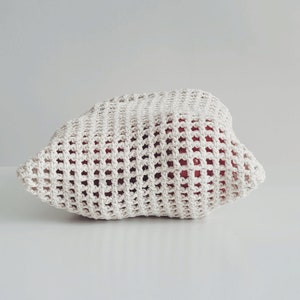 Puede incluir: Una bolsa de malla blanca de crochet, ideal para guardar productos u otros art&iacute;culos peque&ntilde;os.