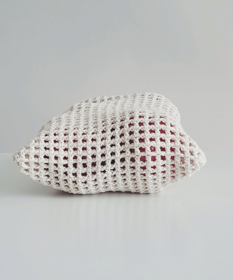 Puede incluir: Una bolsa de malla blanca de crochet, ideal para guardar productos u otros art&iacute;culos peque&ntilde;os.