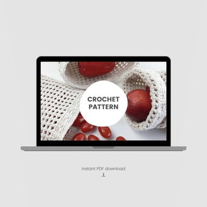 Puede incluir: Una pantalla de computadora port&aacute;til que muestra un patr&oacute;n de crochet para una bolsa de productos reutilizable. La imagen muestra tres bolsas llenas de tomates y pimientos rojos. El texto en la pantalla dice "CROCHET PATTERN" y "descarga instant&aacute;nea de PDF".