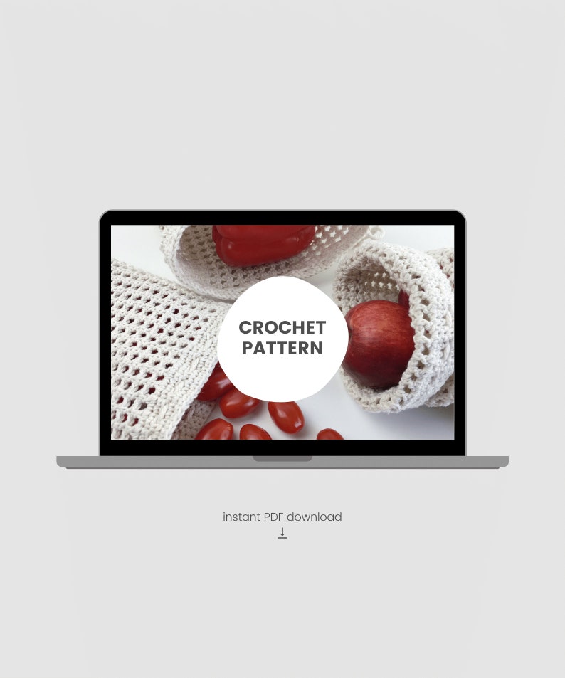 Puede incluir: Una pantalla de computadora port&aacute;til que muestra un patr&oacute;n de crochet para una bolsa de productos reutilizable. La imagen muestra tres bolsas llenas de tomates y pimientos rojos. El texto en la pantalla dice "CROCHET PATTERN" y "descarga instant&aacute;nea de PDF".