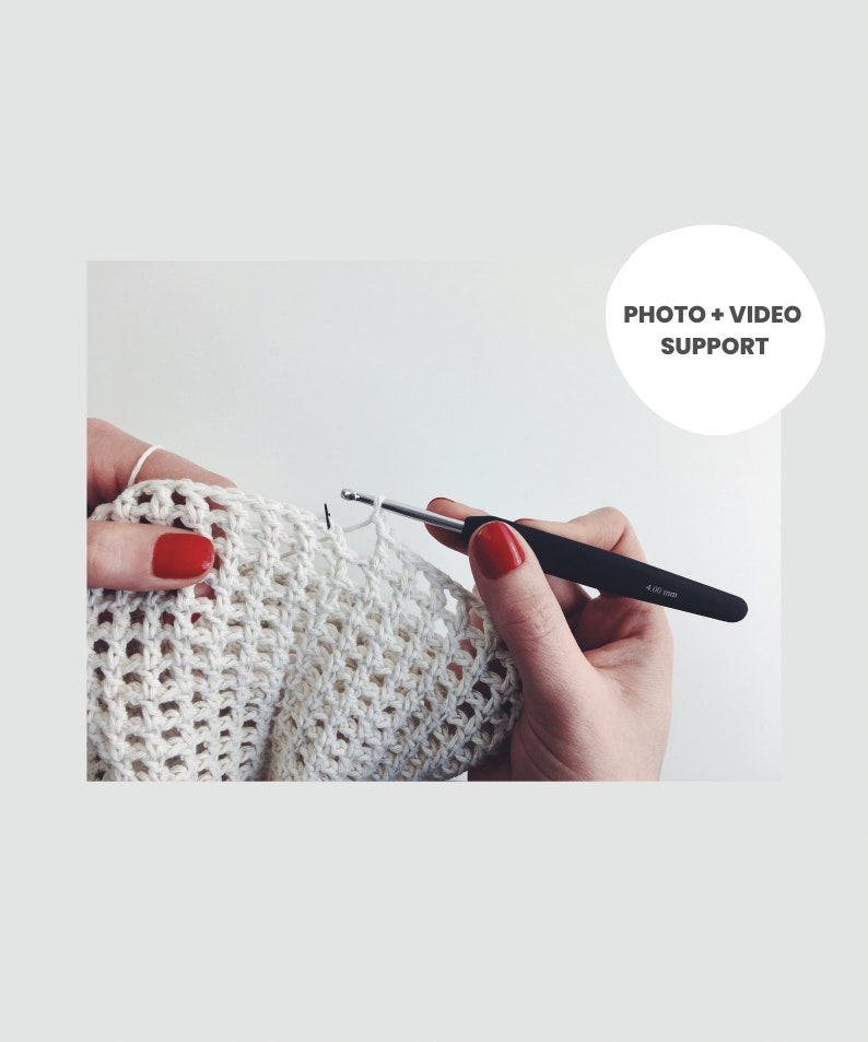 Puede incluir: Primer plano de una persona tejiendo un tejido de crochet blanco con un gancho de crochet negro. El gancho est&aacute; etiquetado como "4.00 mm".