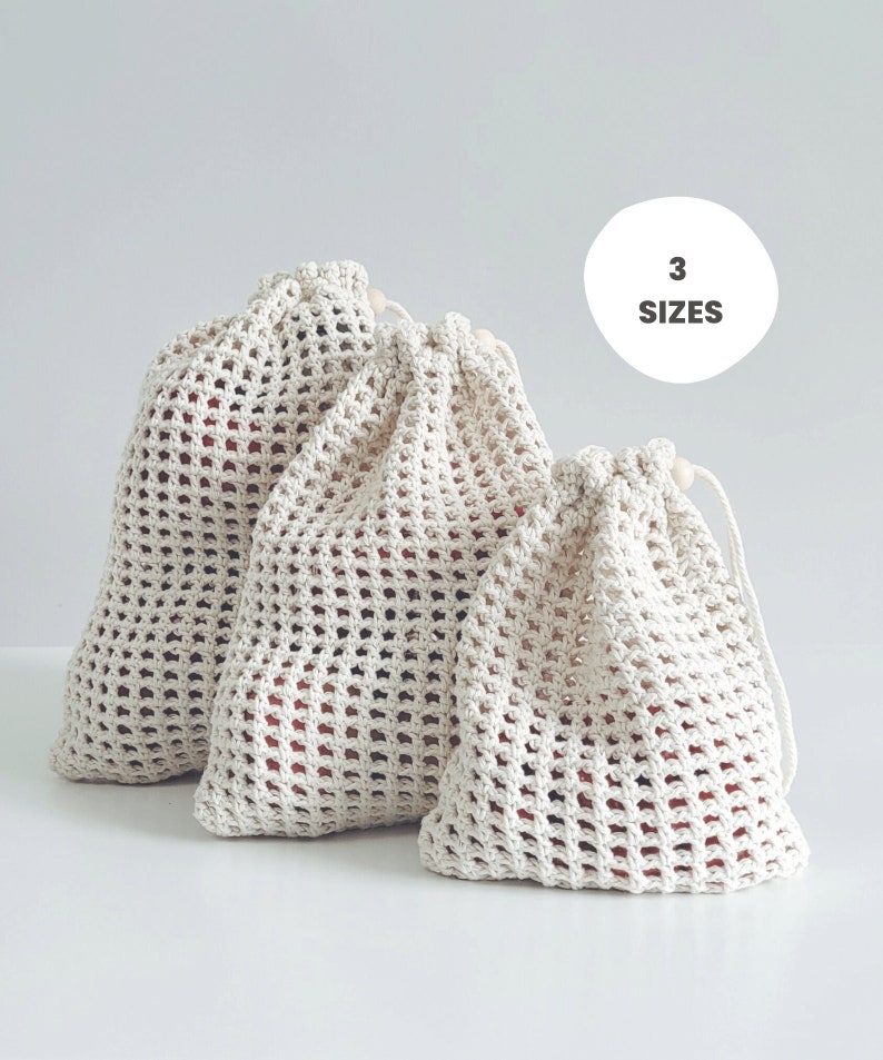 Puede incluir: Tres bolsas de malla de algod&oacute;n blanco para productos, de diferentes tama&ntilde;os. Las bolsas est&aacute;n hechas de un material de algod&oacute;n natural y tienen un cierre de cord&oacute;n. El texto "3 TAMA&Ntilde;OS" est&aacute; escrito en un c&iacute;rculo blanco sobre fondo blanco.