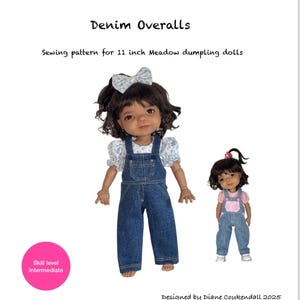 Könnte beinhalten: Zwei Puppen tragen Jeans-Overalls. Die größere Puppe hat ein weißes Oberteil mit Blumenmuster und einen Jeans-Overall. Die kleinere Puppe trägt ein rosa Oberteil und einen Jeans-Overall. Der Text lautet "Denim Overalls" und "Schnittmuster für 28 cm Meadow Dumpling Puppen."