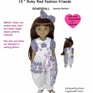 Puede incluir: Una muñeca con un pelele blanco con detalles florales y lunares morados, parte de un patrón de costura. La imagen incluye el texto "15" Ruby Red Fashion Friends" y "ROMPERALL Sewing Pattern." El nivel de habilidad es intermedio a avanzado.