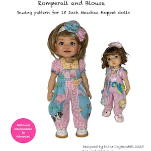 Puede incluir: Dos muñecas con petos y blusas a juego. Los conjuntos presentan una mezcla de cuadros rosas, tela azul con estampados de cerdos y vacas, y detalles florales. El texto de la imagen dice "Dianes Doll Designs" y "Romperall and Blouse". El patrón de costura es para muñecas de 38 cm.