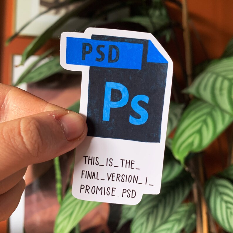 K&ouml;nnte beinhalten: Ein wei&szlig;er Aufkleber mit einem blauen und schwarzen Symbol, auf dem "Ps" und "PSD" steht. Der Text unter dem Symbol lautet "THIS_IS_THE_FINAL_VERSION_I_PROMISE. PSD".