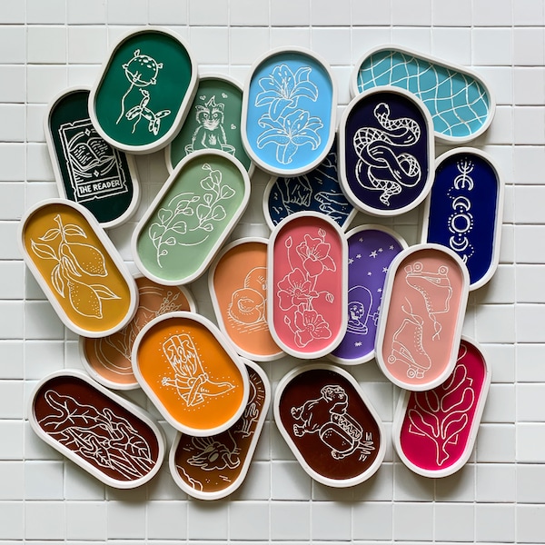 Scale with engraved illustrations | home decor | gift for her | jewelry | candle holder