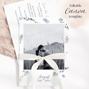 Cyfrowe spersonalizowane zaproszenia Polaroid Save the Dates | Spersonalizowane zaproszenia pocztówkowe z kodem QR i linkiem do witryny | Edytowalny szablon Canva na ślub w kolorze Dusty Blue