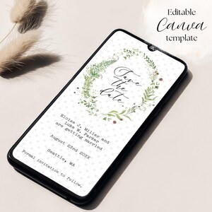 Può includere: Uno smartphone mostra un modello di invito di nozze. Il design presenta una ghirlanda floreale attorno al testo "Save the Date". Il testo aggiuntivo include nomi, una data e un luogo. È visibile anche il testo "Modello Canva modificabile".