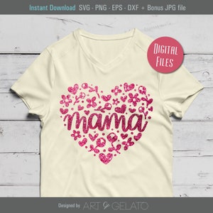 Pode incluir: Uma camiseta branca com um design de cora&ccedil;&atilde;o de glitter rosa que diz "mama" dentro. O cora&ccedil;&atilde;o &eacute; cercado por flores e cora&ccedil;&otilde;es de glitter rosa.