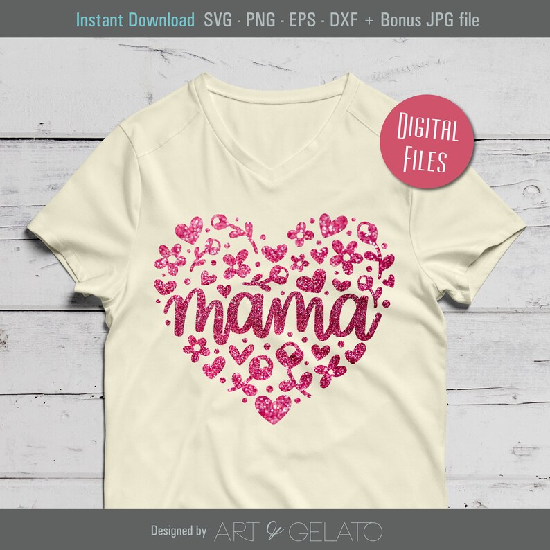 Pode incluir: Uma camiseta branca com um design de cora&ccedil;&atilde;o de glitter rosa que diz "mama" dentro. O cora&ccedil;&atilde;o &eacute; cercado por flores e cora&ccedil;&otilde;es de glitter rosa.
