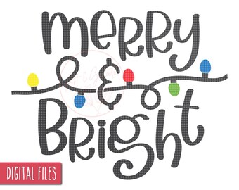 Peut inclure: Un fichier de conception numérique pour un fichier de découpe SVG sur le thème de Noël. Le motif présente le texte "Merry & Bright" dans une police d'écriture cursive noire avec une guirlande de lumières colorées.