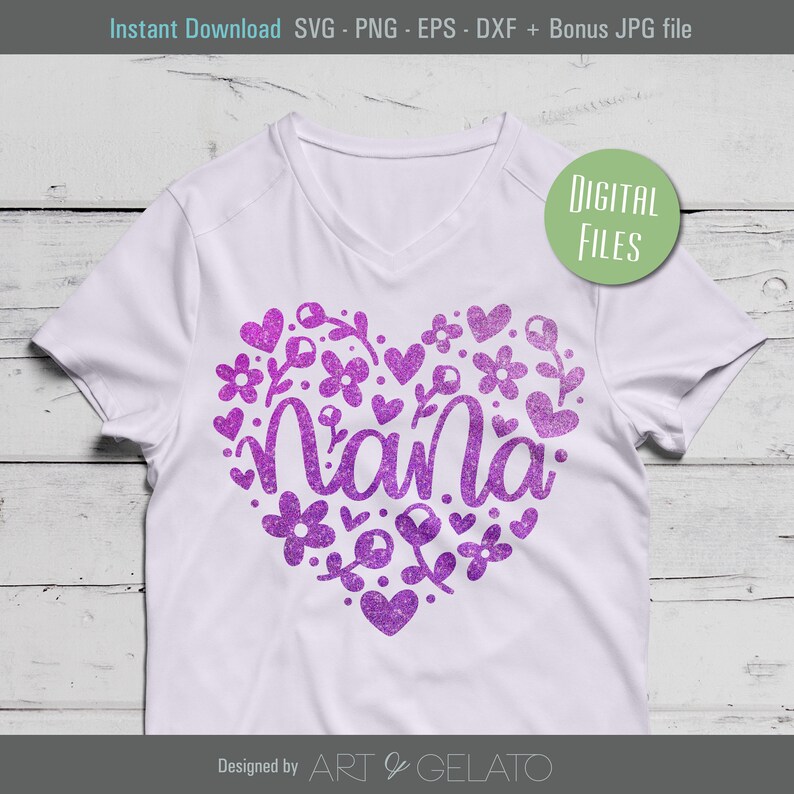 Pode incluir: Design de glitter roxo da palavra "Nana" dentro de um formato de cora&ccedil;&atilde;o com acentos florais e cora&ccedil;&otilde;es em uma camiseta branca.