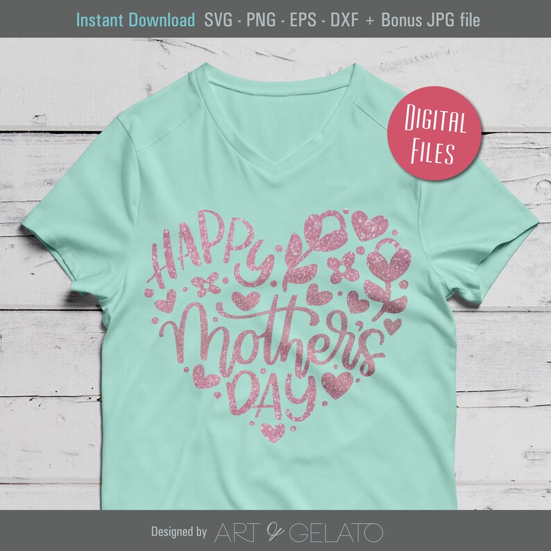 Pode incluir: Uma camiseta azul clara com um design de cora&ccedil;&atilde;o de glitter rosa que diz "Feliz Dia das M&atilde;es".