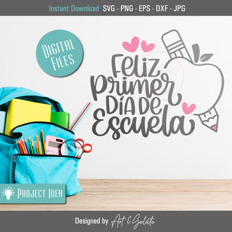 May include: A blue backpack with school supplies, including pencils, a calculator, and a magnifying glass. The background is a white wall with a gray pencil and apple design and the text "Feliz primer Dia de Escuela" in gray.