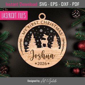 Adorno de ciervo de invierno (Mi primera Navidad 2026) SVG, Adorno navideño SVG, Escena de ciervo nevado SVG, Archivo Glowforge, Corte láser multicapa