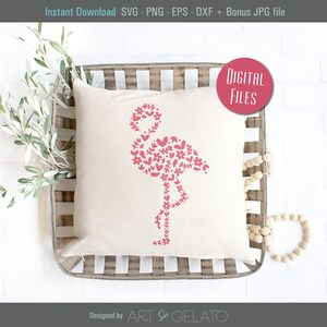 Op de afbeelding: Een roze flamingo silhouet gemaakt van kleine hartjes en bloemen op een wit kussen. Het kussen ligt in een geweven mand met houten kralen. De tekst "DIGITALE BESTANDEN" staat op een roze cirkel.