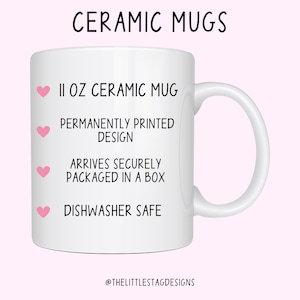 K&ouml;nnte beinhalten: Wei&szlig;e Keramik-Tasse mit gebogenem Henkel. Die Tasse zeigt oben den Text "CERAMIC MUGS" und Details wie "11 OZ CERAMIC MUG" und "DISHWASHER SAFE". Die Tasse steht auf einem hellrosa Hintergrund.