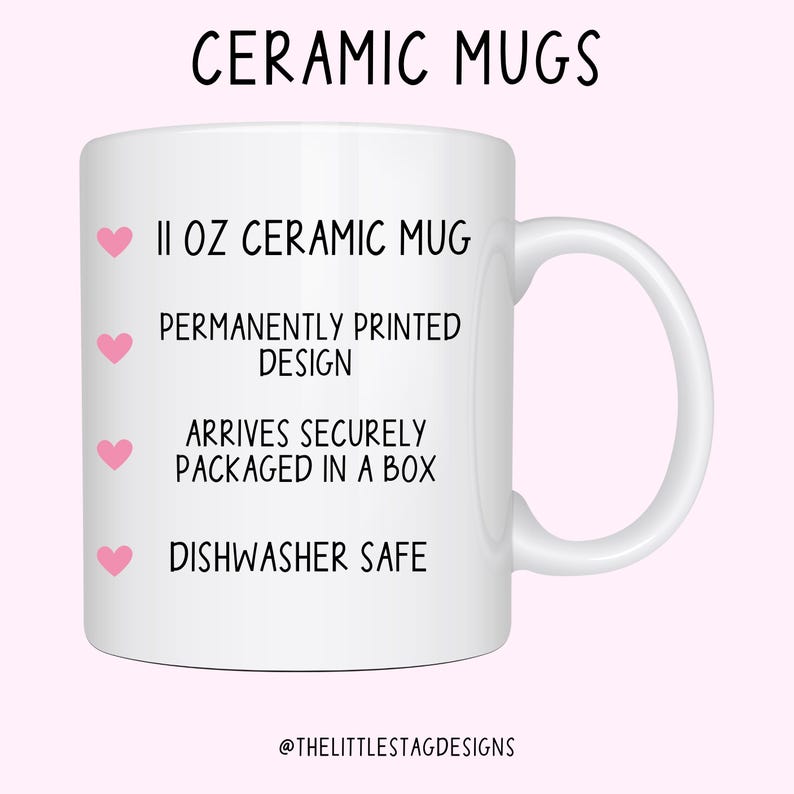 K&ouml;nnte beinhalten: Wei&szlig;e Keramik-Tasse mit gebogenem Henkel. Die Tasse zeigt oben den Text "CERAMIC MUGS" und Details wie "11 OZ CERAMIC MUG" und "DISHWASHER SAFE". Die Tasse steht auf einem hellrosa Hintergrund.