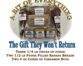 Może przedstawiać: Koszyk prezentowy z tekstem "A Bit of Everything The Gift They Won't Return" i zawiera trzy kawałki fudge o wadze 1/4 funta, dwa chleby bananowe wypełnione fudge o wadze 1/2 funta i dwa stożki cynamonowych orzechów o wadze 4 uncji.