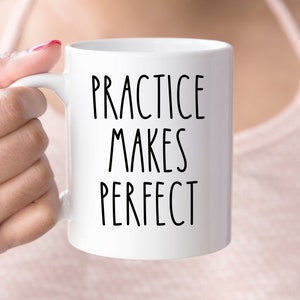 Tazza "La pratica rende perfetti"