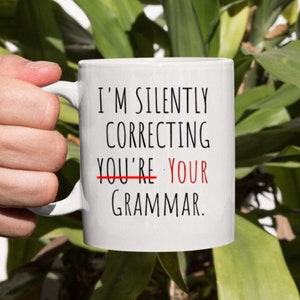 Tazza "Correggo silenziosamente la tua grammatica", regalo per insegnanti, regalo per insegnanti di inglese, tazza divertente, tazza "Polizia grammaticale"