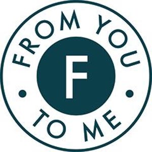 Könnte beinhalten: Runder teal- und weißer Aufkleber mit dem Text "FROM YOU TO ME" am Rand. Ein teal-farbener Kreis in der Mitte enthält ein weißes "F". Der Aufkleber hat ein klares, minimalistisches Design.