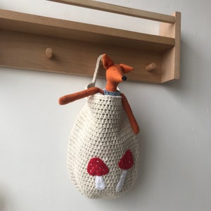 Hanging basket crochet mushrooms, mushroom storage basket, fly agaric basket, mushroom gift, crochet fly agaric decor, gift mushroom picker