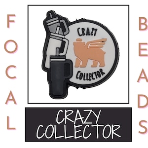 Könnte beinhalten: Ein schwarz-weißer Anhänger mit einem weißen Kreis, auf dem "Crazy Collector" steht, und einem Cartoon-Bild eines braunen Hundes mit Flügeln. Der Anhänger ist an einer schwarz-weißen Kaffeetasse befestigt.