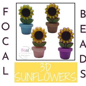 Könnte beinhalten: Vier 3D-Sonnenblumenperlen in unterschiedlich farbigen Töpfen: blau, braun, rosa und lila. Jede Sonnenblume hat gelbe Blütenblätter und eine dunkle Mitte. Der Text "3D SUNFLOWERS" und "FOCAL BEADS" ist enthalten.