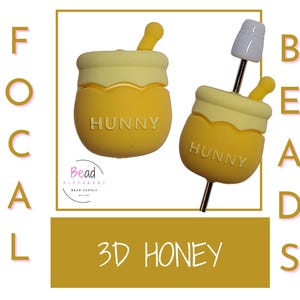 Puede incluir: Dos cuentas de miel 3D amarillas con la palabra "Hunny" en ellas. Una cuenta está unida a un alfiler de cabeza blanca y la otra es una cuenta independiente. Las cuentas están etiquetadas como "3D Honey Beads".
