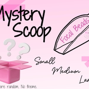 Pode incluir: Gráfico rosa com as palavras "Mystery Scoop" e "Focal Beads". Uma caixa rosa com pontos de interrogação acima e um gráfico de concha. O texto indica tamanhos pequeno, médio e grande. O texto "Focals are random. No theme" também está presente.